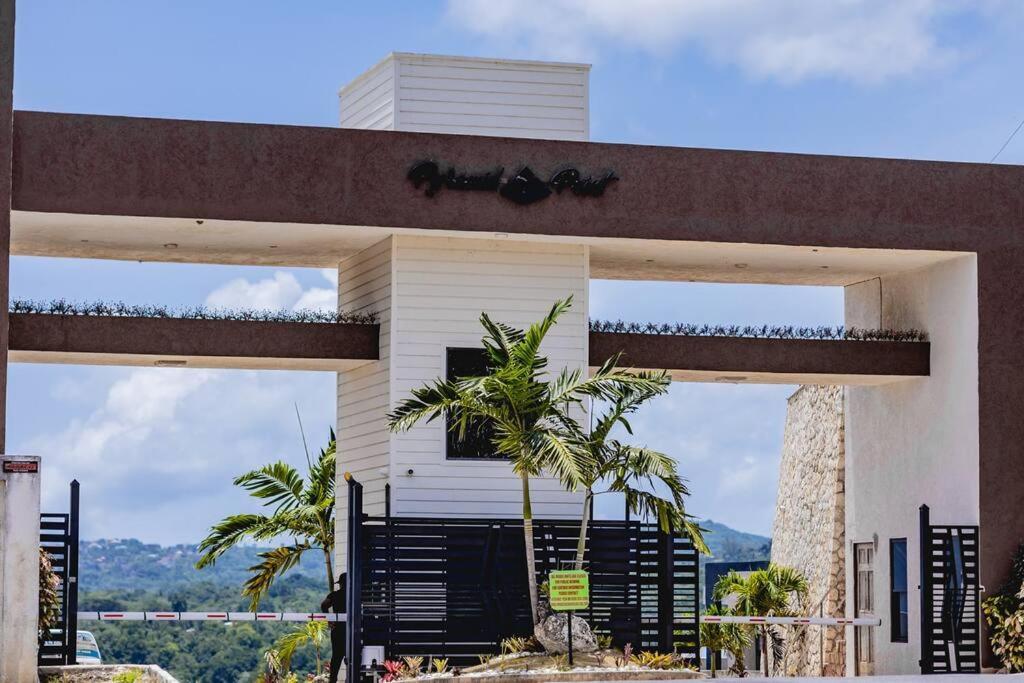 Villa Pyramid Point Manor à Ocho Ríos Extérieur photo